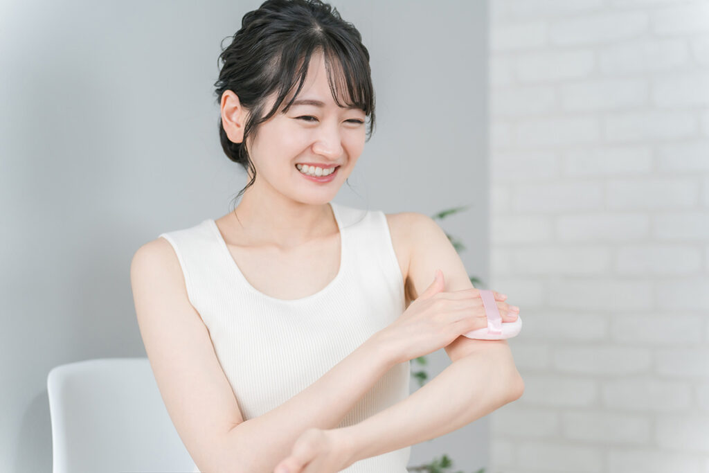 肌ケアする女性